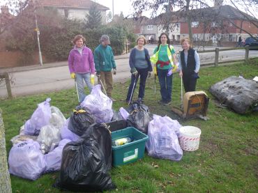 Sustran members collection of rubbish by Donnington Bridge cycle path