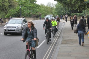 queue-cyclists-